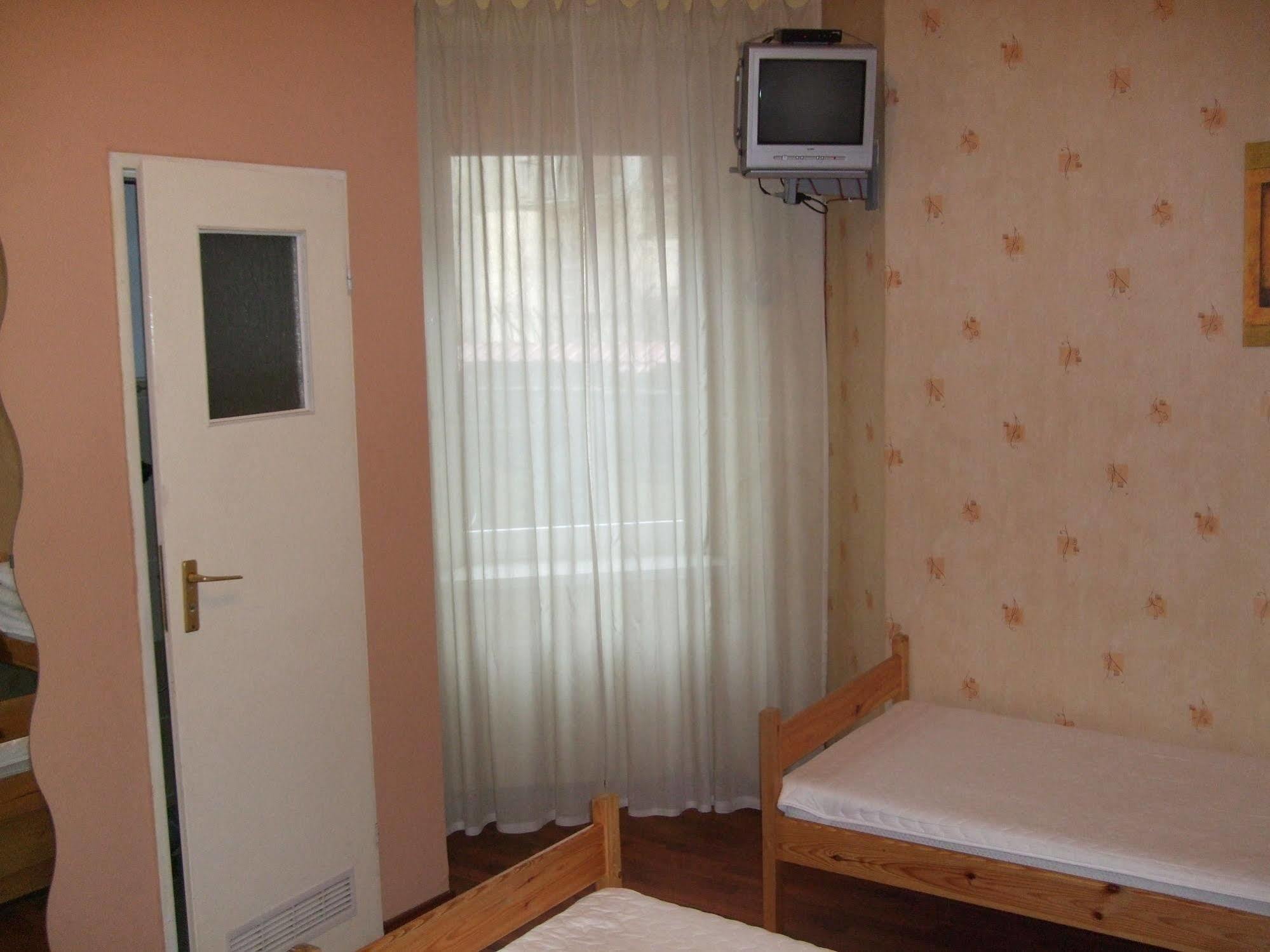 Old Walls Hostel คราคูฟ ภายนอก รูปภาพ